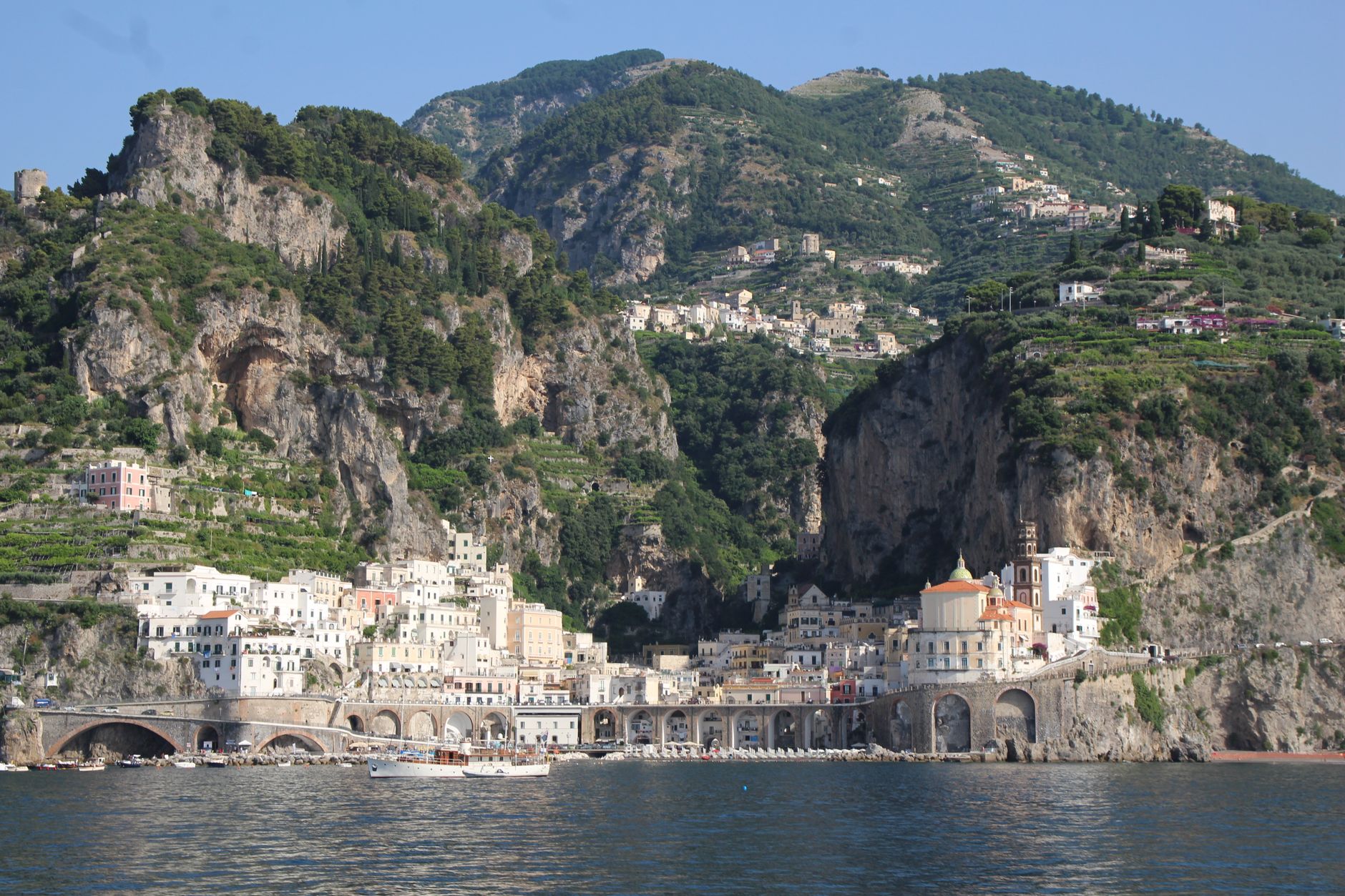 El latido del papel artesanal: tina, fibra y memoria en los obradores de Amalfi