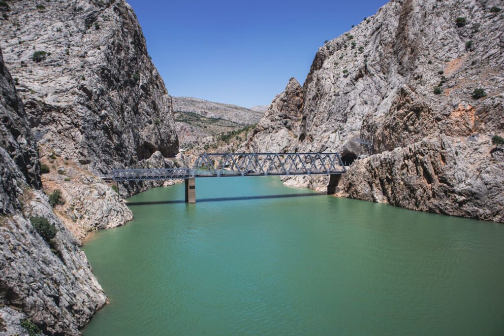 El latido mineral del Expreso de Tesalia: ingeniería de montaña y valles colgados en el corazón de Grecia