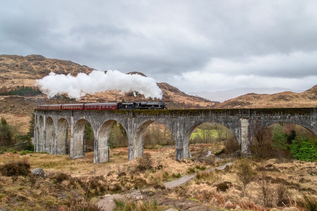 El Ferrocarril del Noroeste Ibérico: Ingeniería de cumbres, logística atlántica y la conectividad ferroviaria histórica entre León y Monforte de Lemos