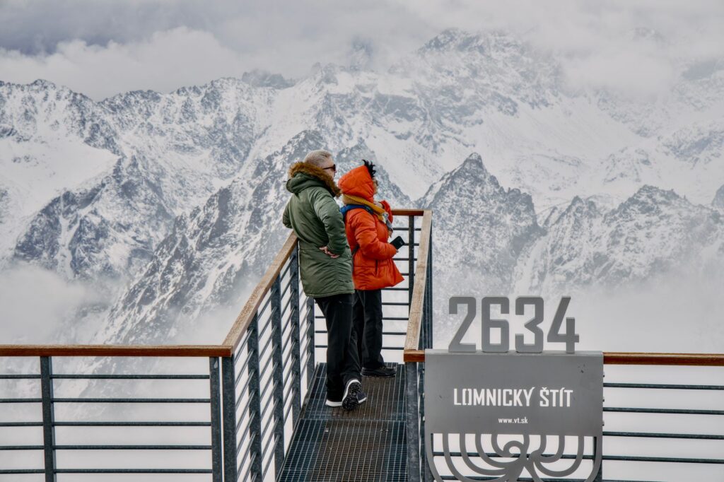 El refugio de la liebre de ventisquero en los Altos Tatras: biología, adaptación nival y conservación en las cumbres de Eslovaquia