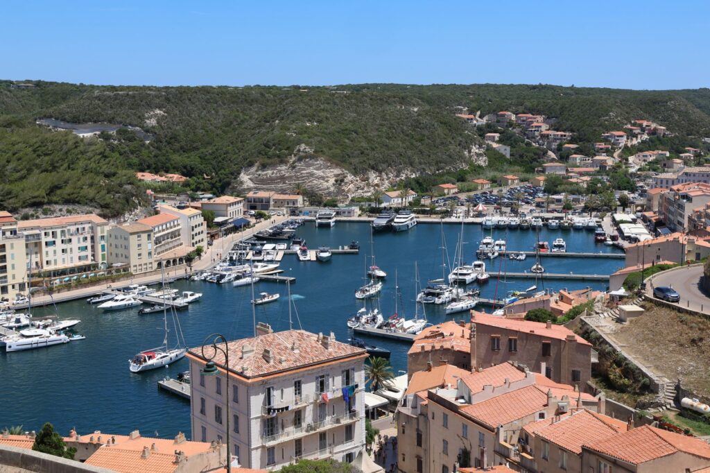 El latido meridional del archipiélago de las Bocas de Bonifacio: Barcazas de estrecho, muelles de piedra y la conectividad anfibia del sur de Córcega
