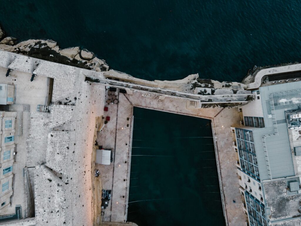 El latido meridional de Malta: Barcazas portuarias, pasarelas de piedra y la conectividad insular de las Tres Ciudades
