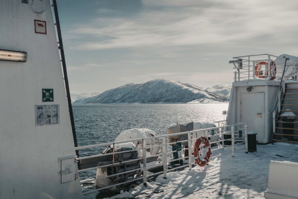 El laberinto intermodal del archipiélago de las Lofoten: transbordadores, carreteras voladizas y la frágil movilidad del Círculo Polar