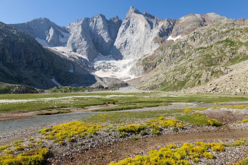 El laberinto de las vertientes de pizarra: cómo la movilidad alpina y el tren cremallera transforman el transporte en los Pirineos
