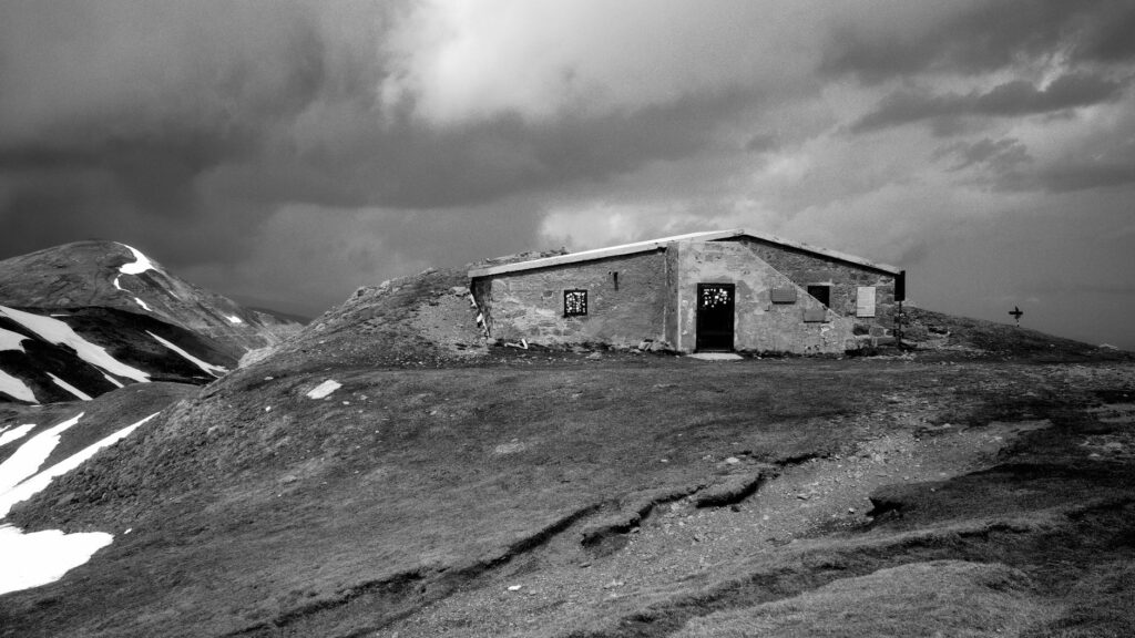 La Travesía del Sendero de GR 20 en Córcega: Guía de Expedición y Senderismo por la Cresta Granítica del Mediterráneo