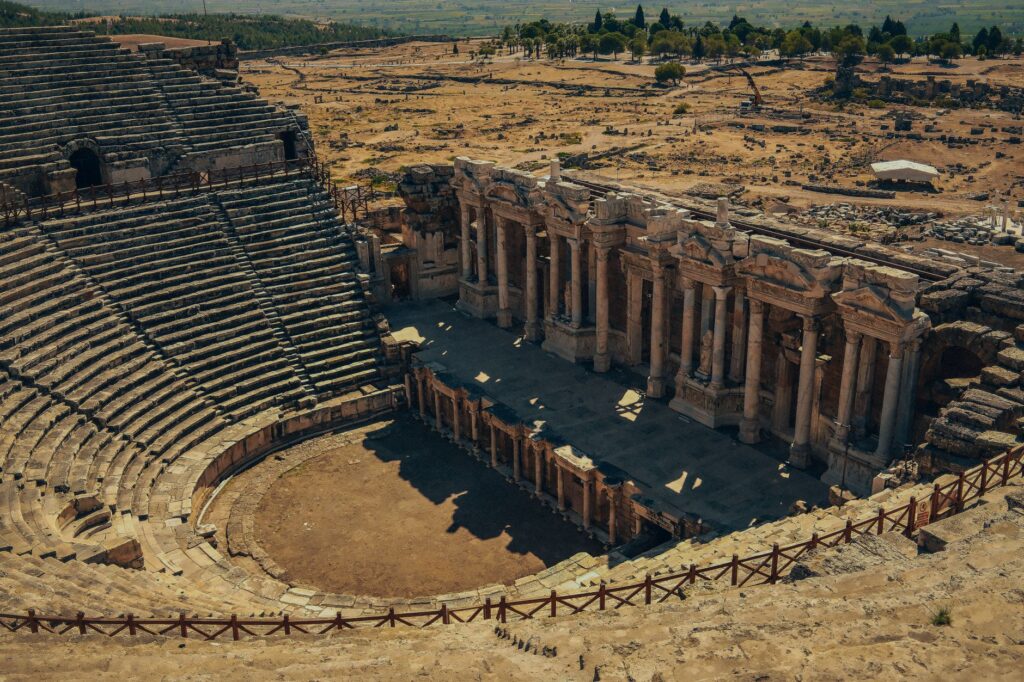 El silencio milenario de los manantiales de Pamukkale: hidroterapia travertina y arquitectura de terrazas en el valle del Menderes