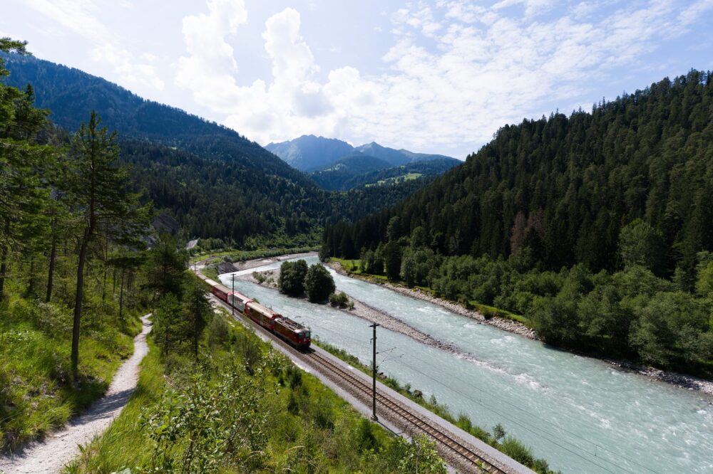 Los raíles de Abruzos: el renacimiento ferroviario que conecta Austria y Estados Unidos con el secreto mejor guardado de Atri
