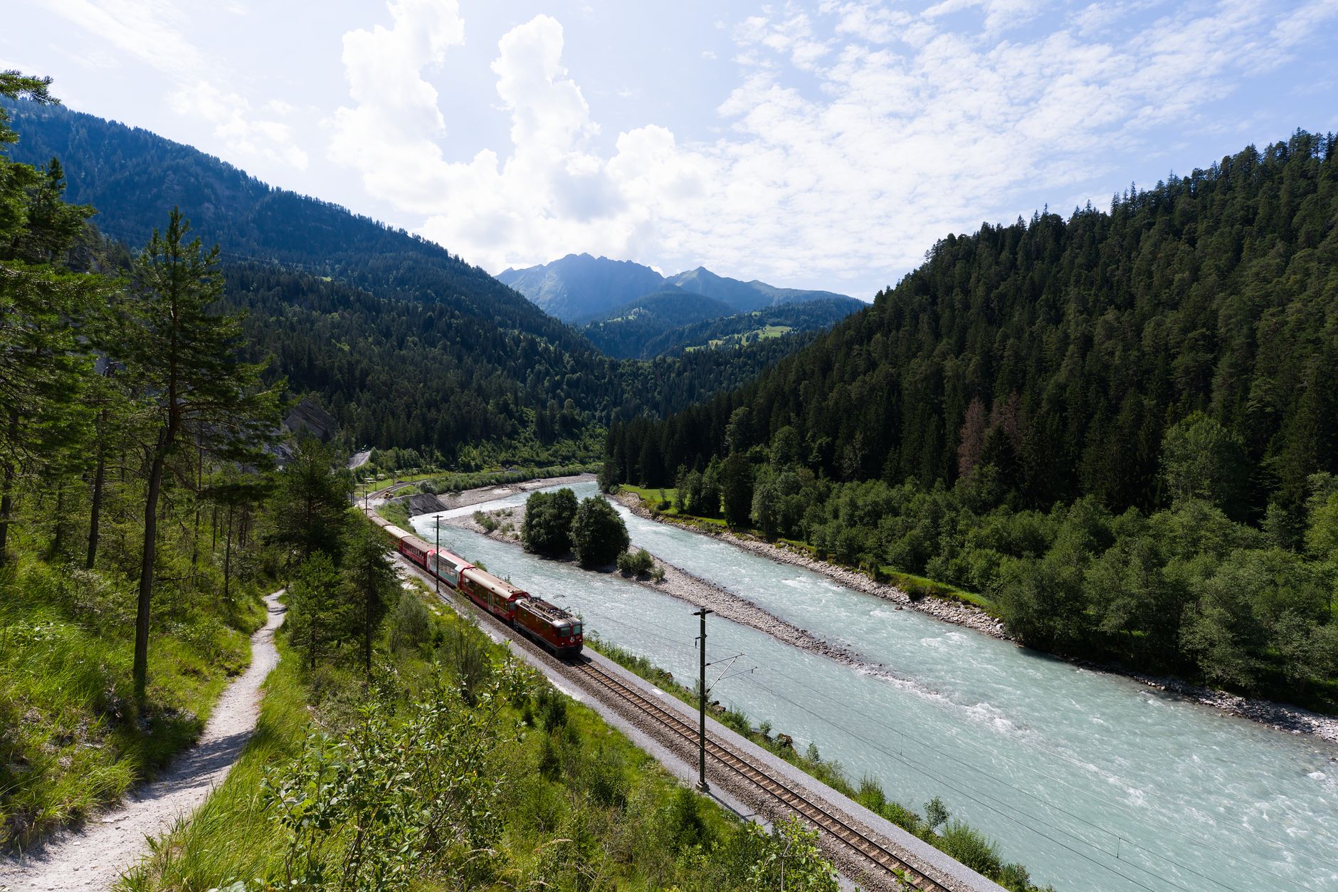 Los raíles de Abruzos: el renacimiento ferroviario que conecta Austria y Estados Unidos con el secreto mejor guardado de Atri