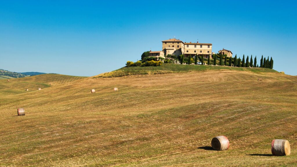 El silencio milenario de los manantiales de Saturnia: hidroterapia sulfurosa y arquitectura de piedra en la Maremma toscana