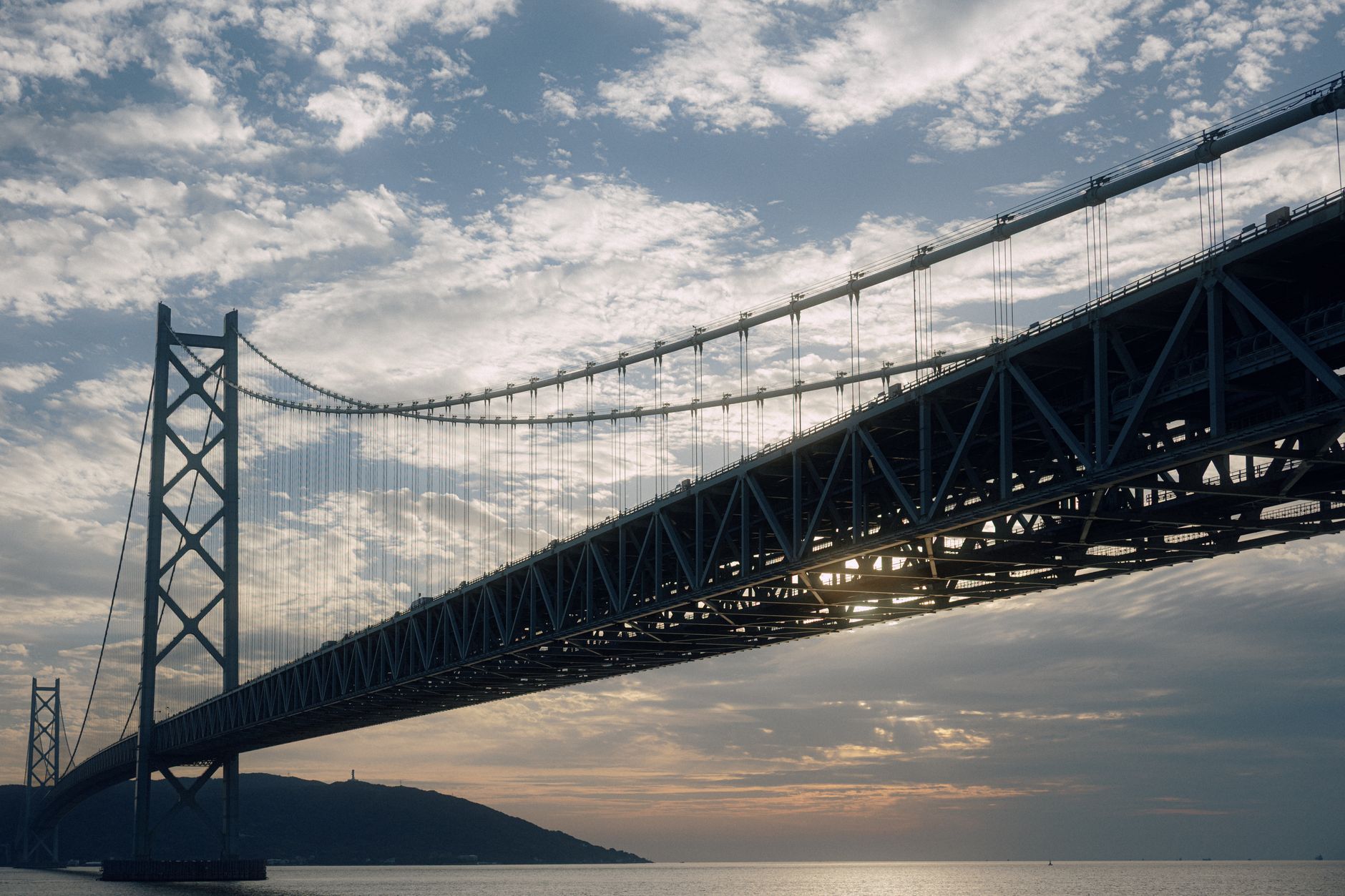 El laberinto de hierro sobre el mar: La ingeniería monumental y la conectividad insular del Gran Puente de Seto en Japón