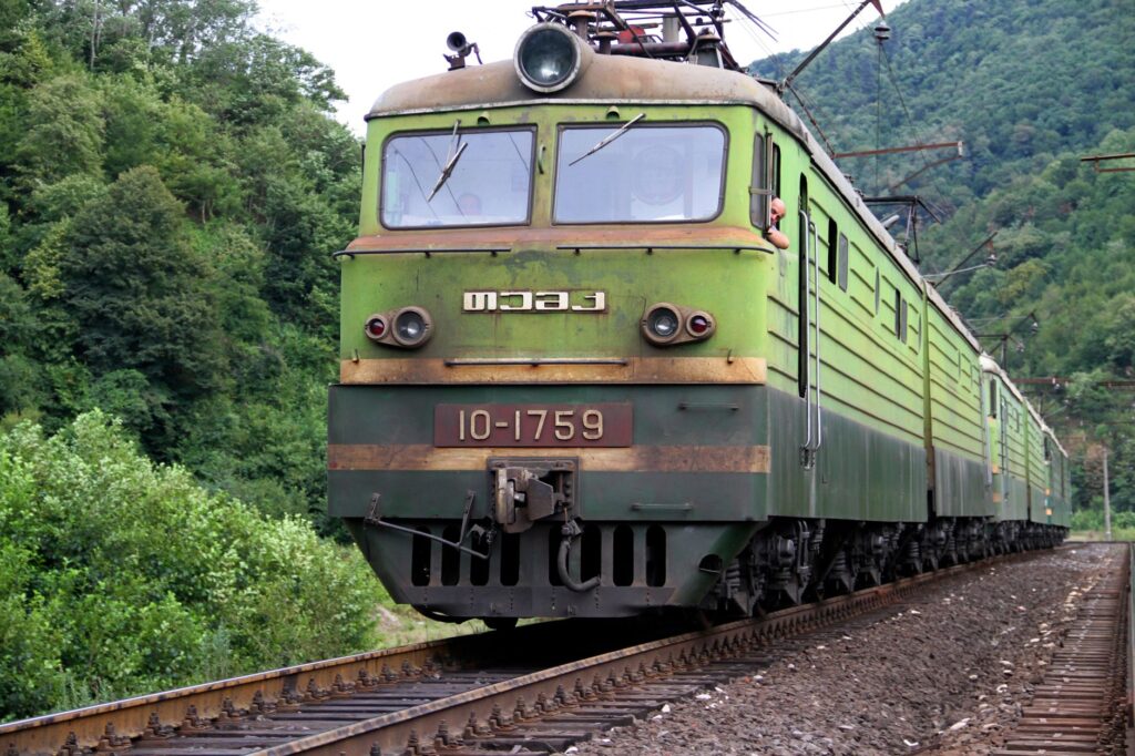El Ferrocarril de Batumi: Ingeniería subtropical, logística del Mar Negro y la conectividad ferroviaria histórica en el Cáucaso