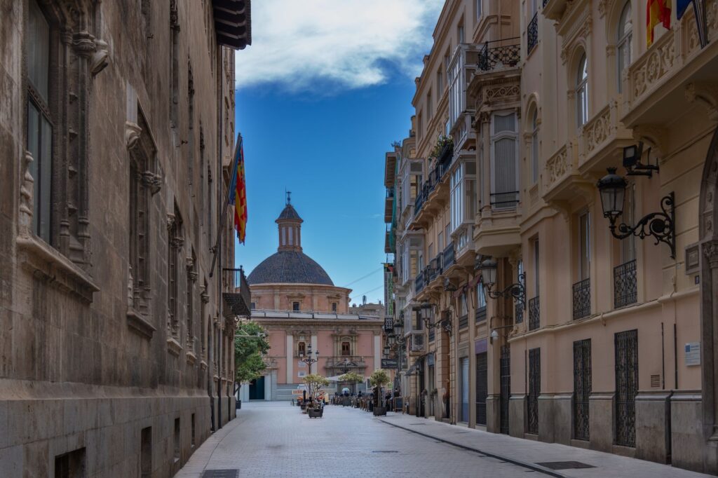 El latido de la encuadernación de abanicos: varilla, encaje y memoria en los obradores de Valencia