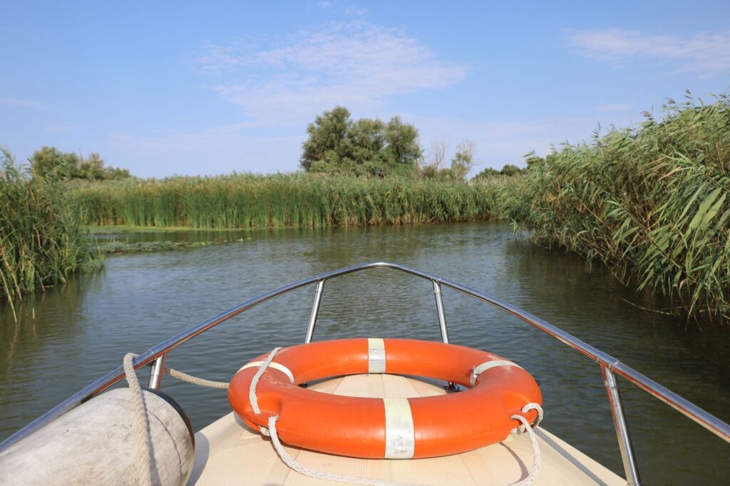 El latido meridional del delta del Danubio: Canales de cañaveral, barcazas fluviales y la conectividad anfibia de Sulina