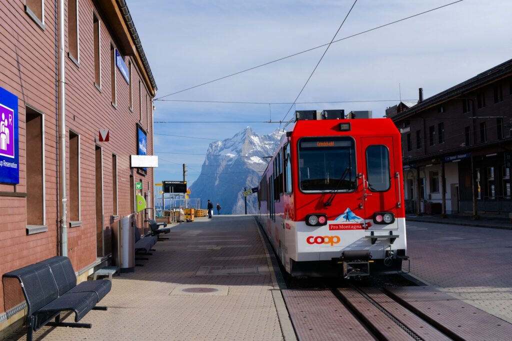 El laberinto de los valles colgantes: cómo la movilidad alpina y el teleférico comunitario transforman el transporte en Zermatt