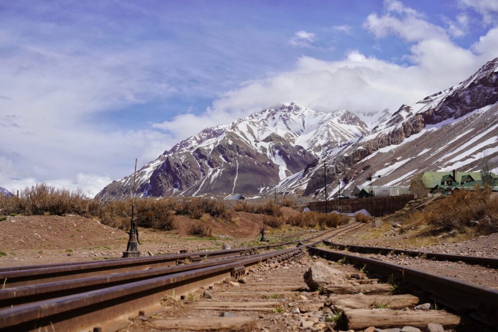 El Ferrocarril Austral Fueguino: Ingeniería de turberas, logística antártica y la conectividad ferroviaria en el confín del mundo