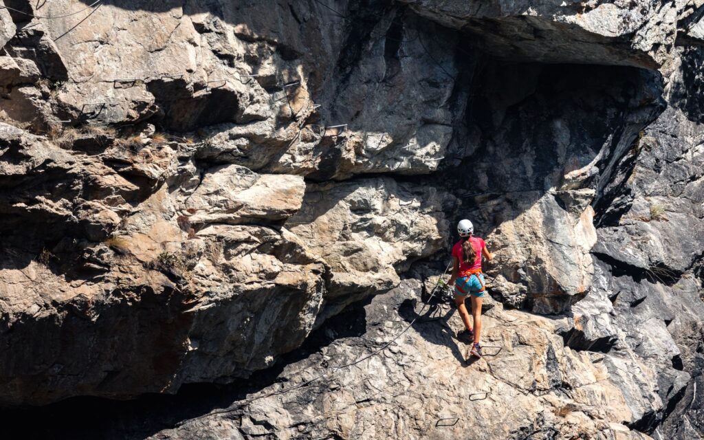 La Travesía del Sendero de Alta Ruta de los Dolomitas en Italia: Guía de Expedición y Senderismo por las Torres Calcáreas del Mediterráneo