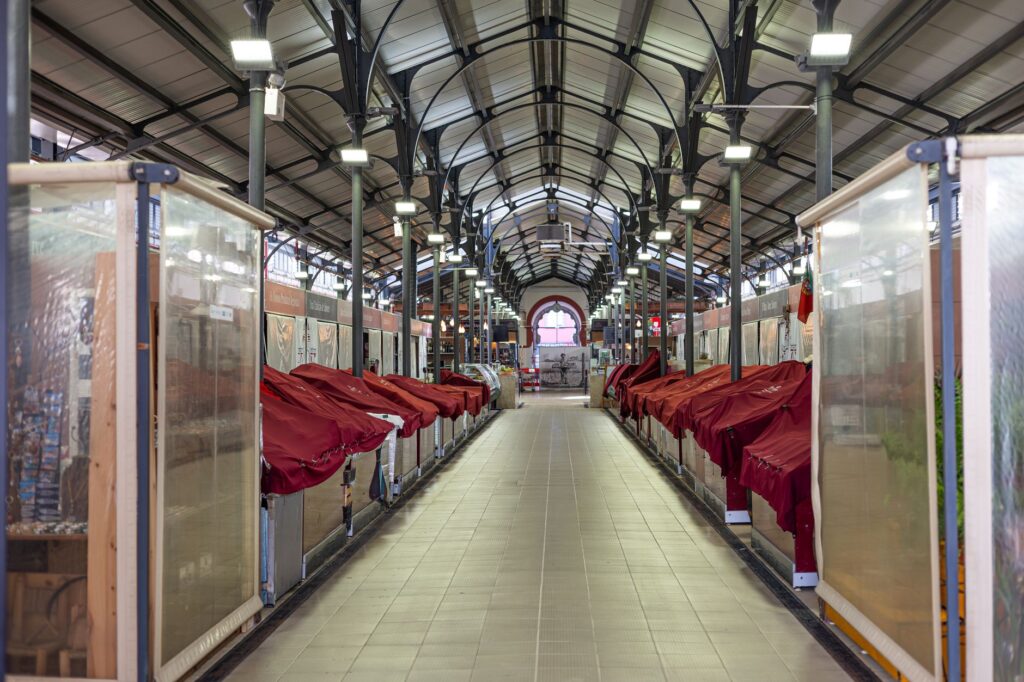 El secreto del almendro y la piedra: la liturgia del Mercado Central de Reus y los tesoros del Baix Camp
