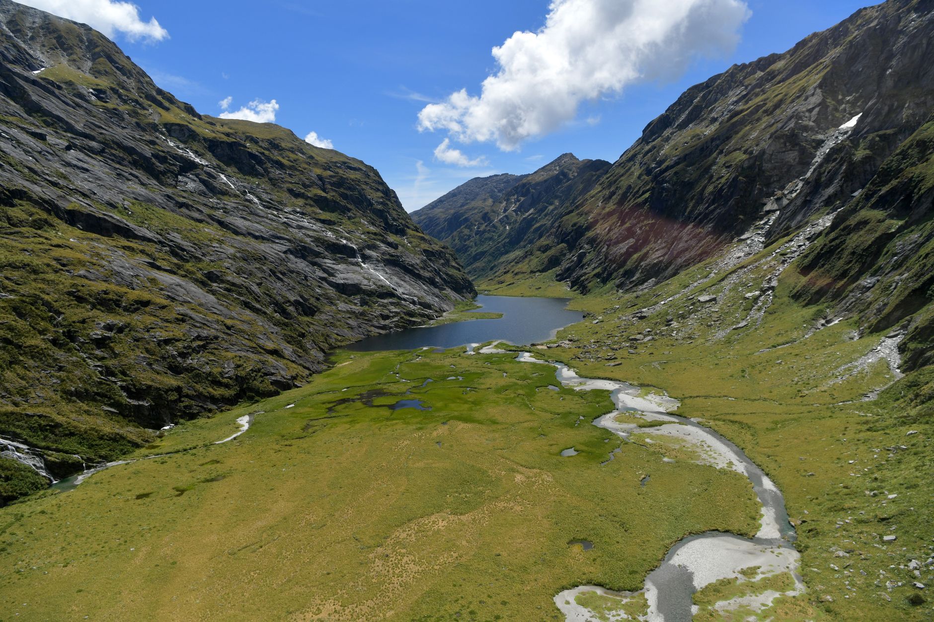 El latido intermodal de la Región de los Fiordos de Nueva Zelanda: Canales glaciares, aviación de montaña y la frágil conectividad de Milford Sound