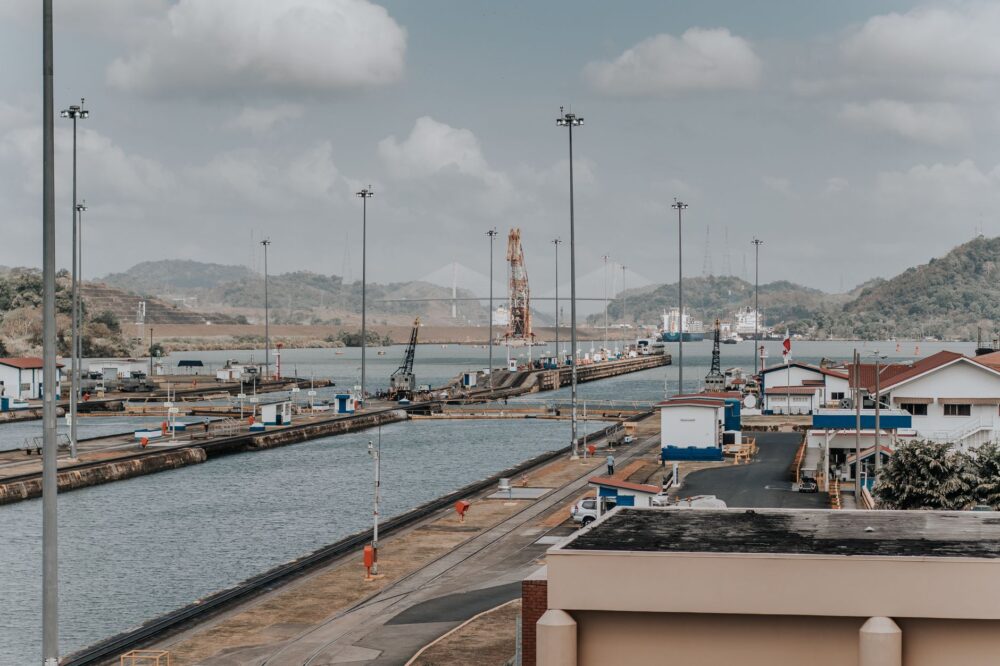 El Canal de Panamá: La arteria interoceánica que redefine la logística y el turismo en el siglo XXI