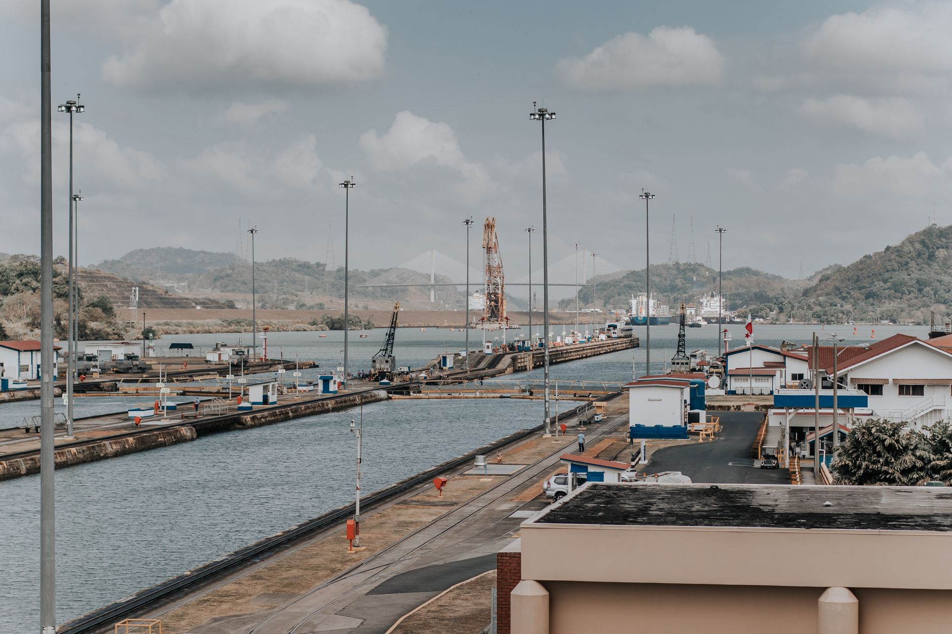 El Canal de Panamá: La arteria interoceánica que redefine la logística y el turismo en el siglo XXI