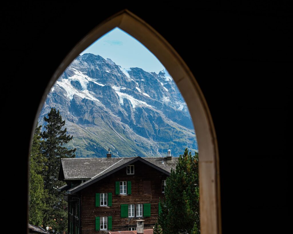 El latido mineral de los hielos de Zermatt: ingeniería alpina y arquitectura de madera en el cantón del Valais