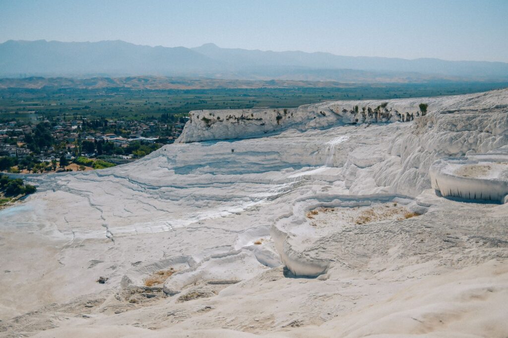 El silencio milenario de los manantiales de Pamukkale: hidroterapia travertina y arquitectura clásica en las terrazas de Anatolia