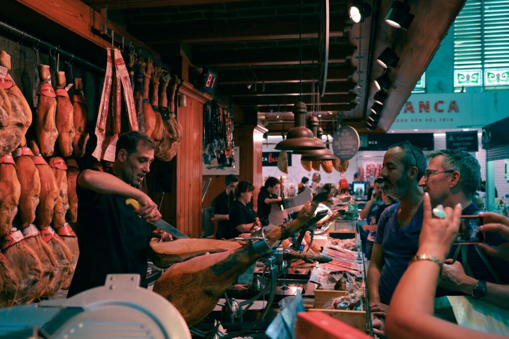 El secreto de la encina y el suero: la liturgia del Mercado Central de Cáceres y los tesoros de los Llanos