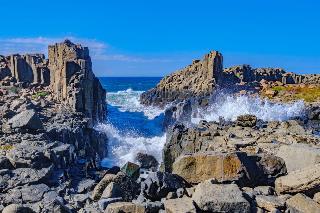 El Ferrocarril de la Costa de Yamansan: Ingeniería de acantilados, logística insular y conectividad ferroviaria histórica hacia el mar de Japón