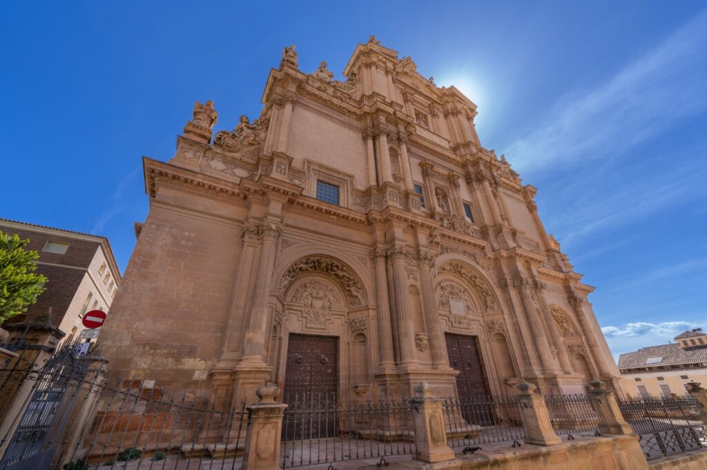 El secreto de la piedra y el romero: la liturgia del Mercado Central de Murcia y los tesoros de la Huerta