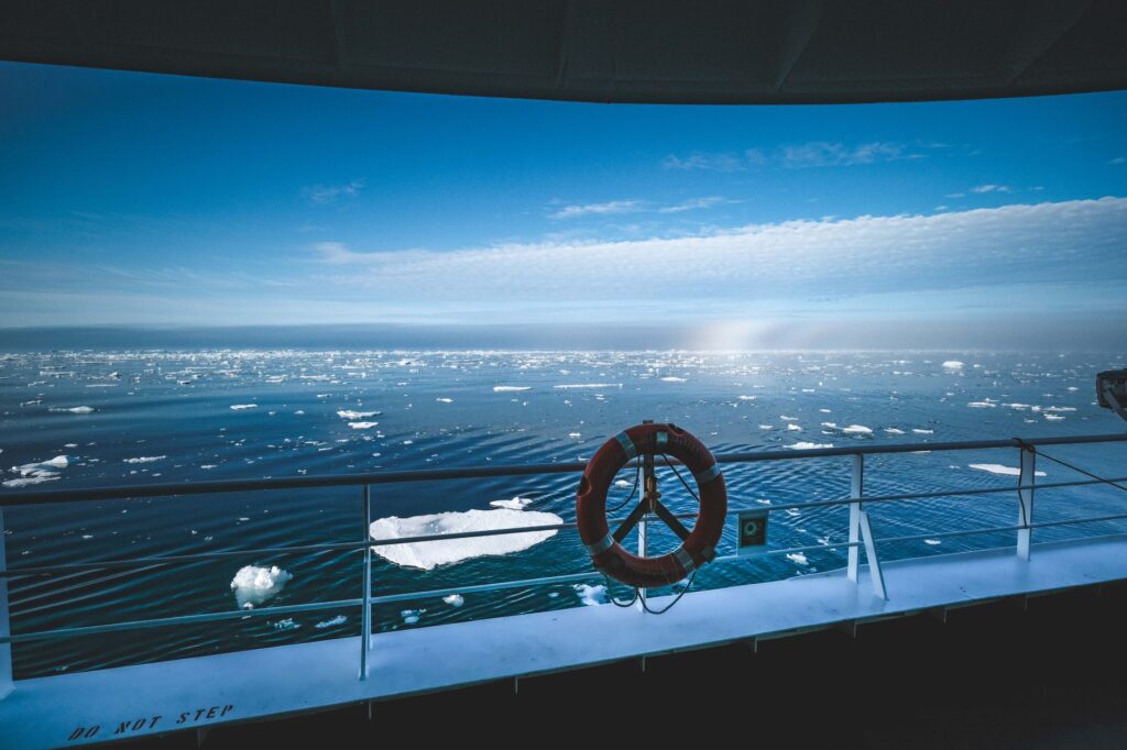 La Travesía del Círculo Polar en el Hurtigruten: Guía de Expedición y Navegación Costera por los Fiordos de Noruega