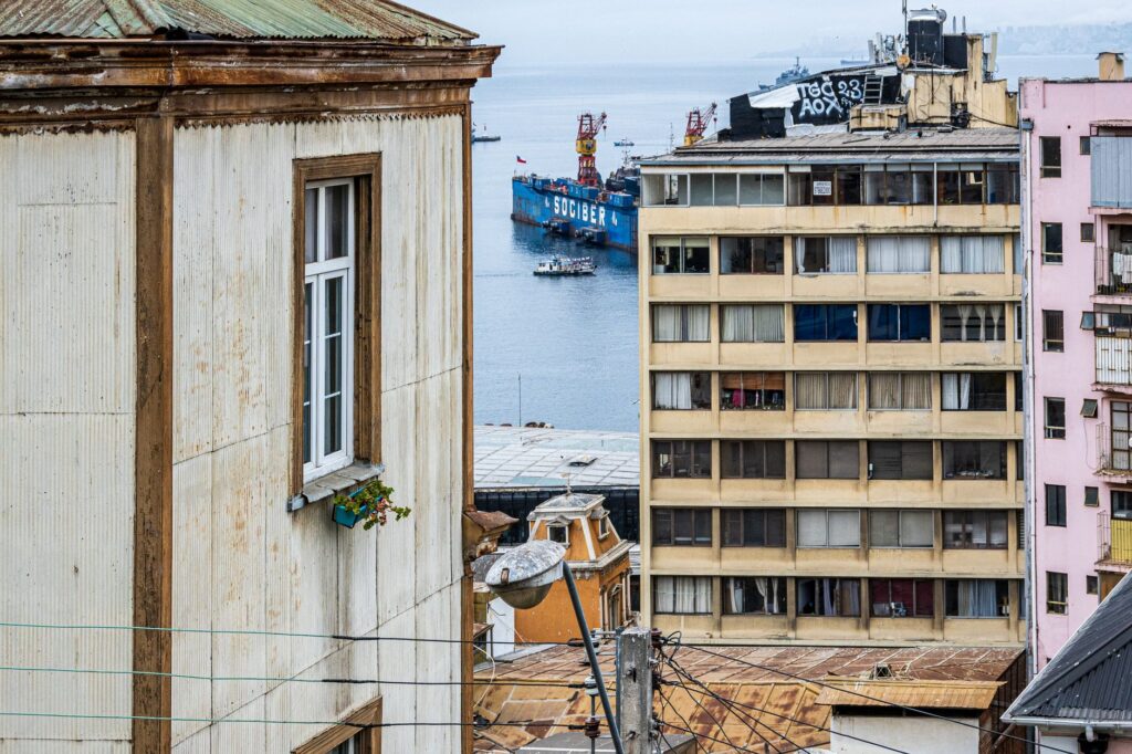 El laberinto suspendido de los funiculares de Valparaíso: Ingeniería vertical, contrapesos de agua y la memoria anfibia del puerto principal