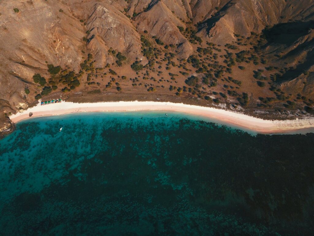 La isla indonesia que el tiempo olvidó: el nuevo refugio de lujo y surf en Rote