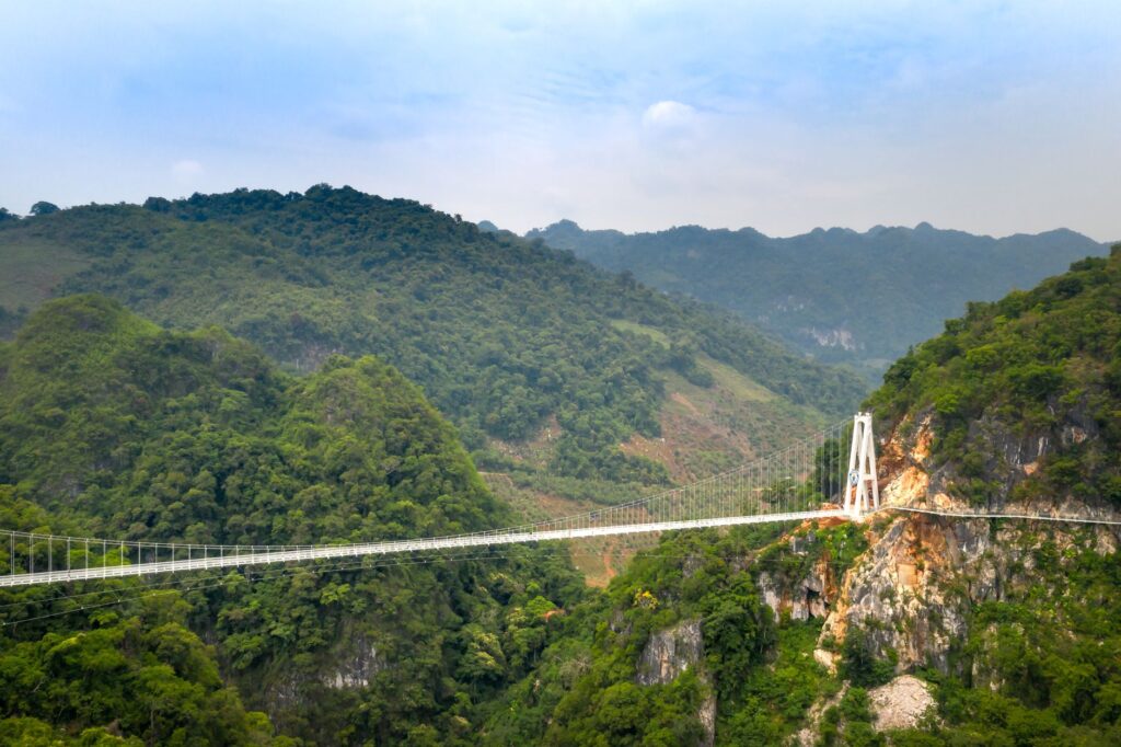 El laberinto vertical de Guizhou: ingeniería de puentes y la conectividad invisible en los desfiladeros kársticos de China