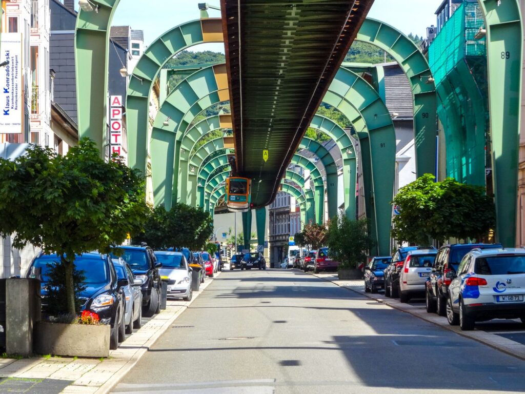 Wuppertal y el arte de la movilidad suspendida: el viaje definitivo al corazón del transporte urbano sostenible