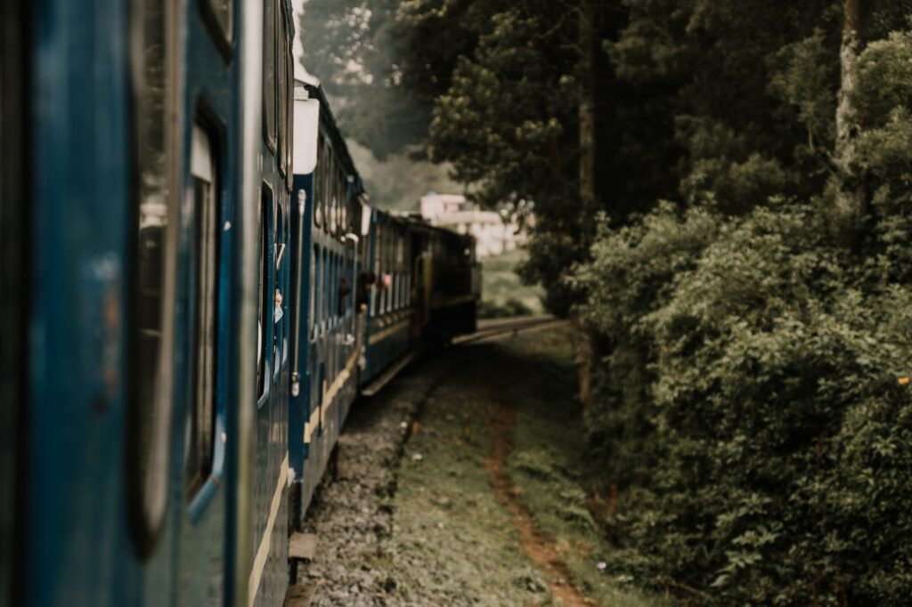 El Tren de las Plantaciones de Darjeeling: Ingeniería de vapor, logística de montaña y la conectividad ferroviaria hacia el Himalaya indio
