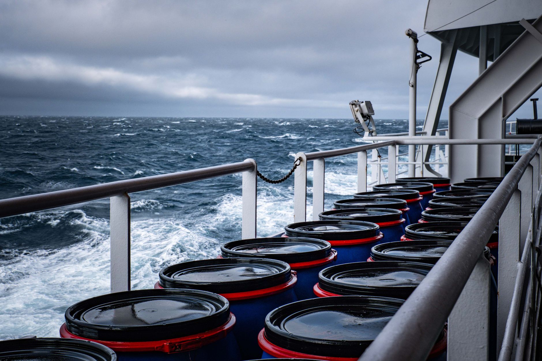 La Travesía del Pasaje de Drake en Barco Científico: Guía de Navegación Extrema y Logística Polar por el Mar de Hoces