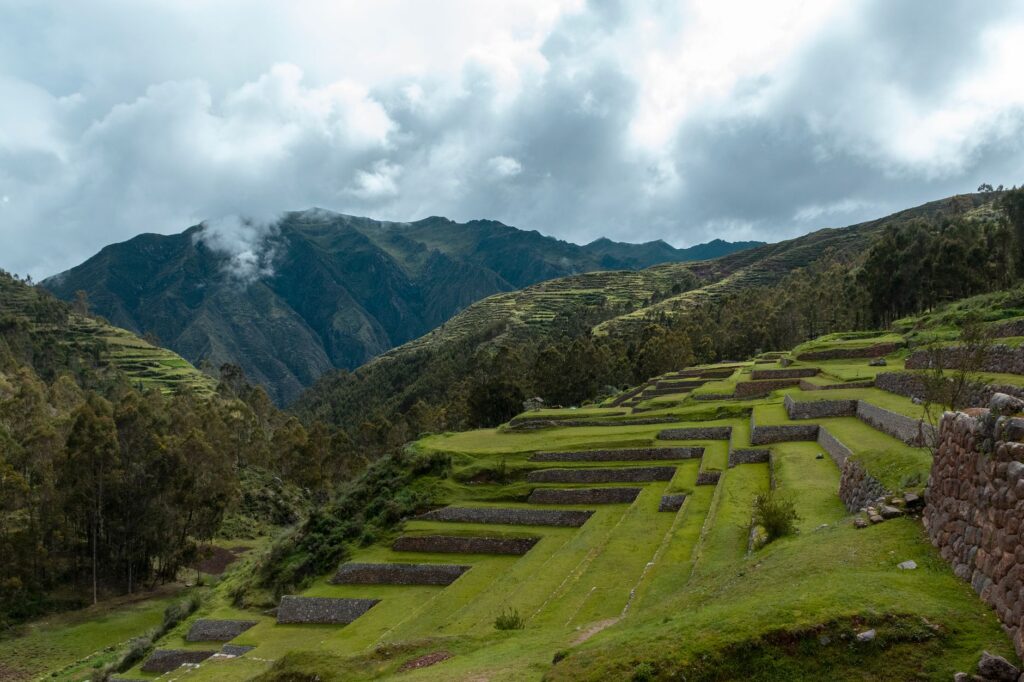 La Travesía del Camino Inca Clásico: Guía de Expedición y Senderismo por la Red de Caminos del Imperio del Sol