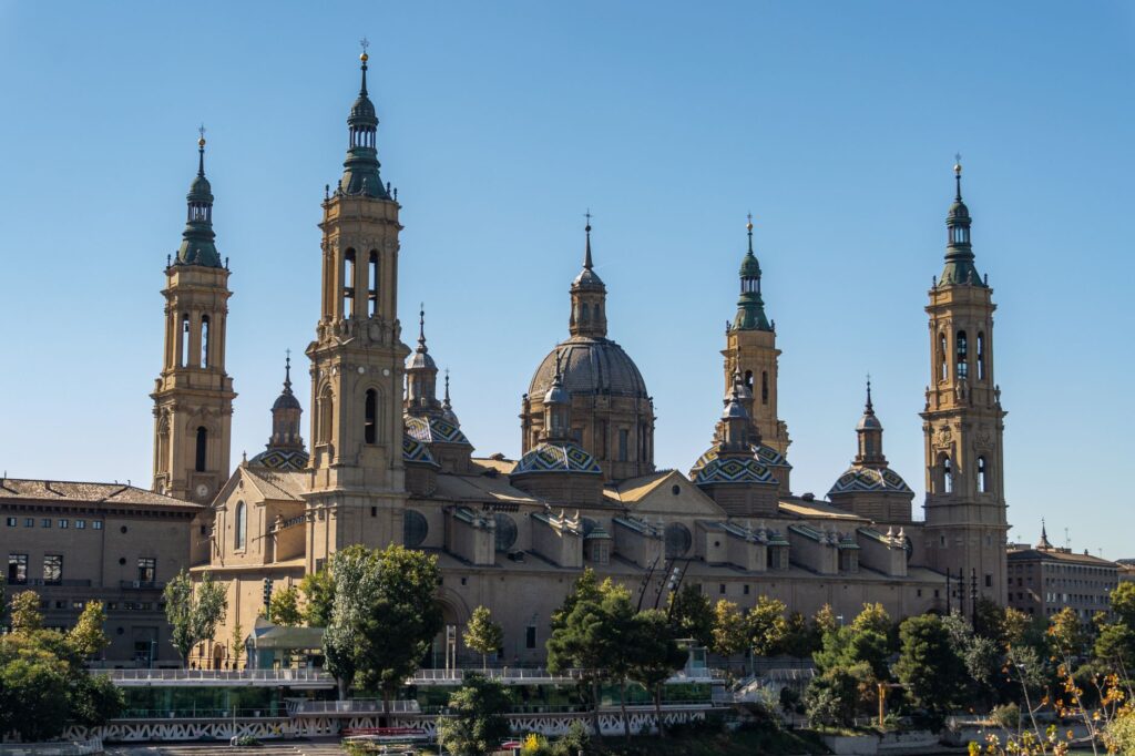 El secreto de la juncia y el cauce: la liturgia del Mercado Central de Zaragoza y los tesoros del Ebro