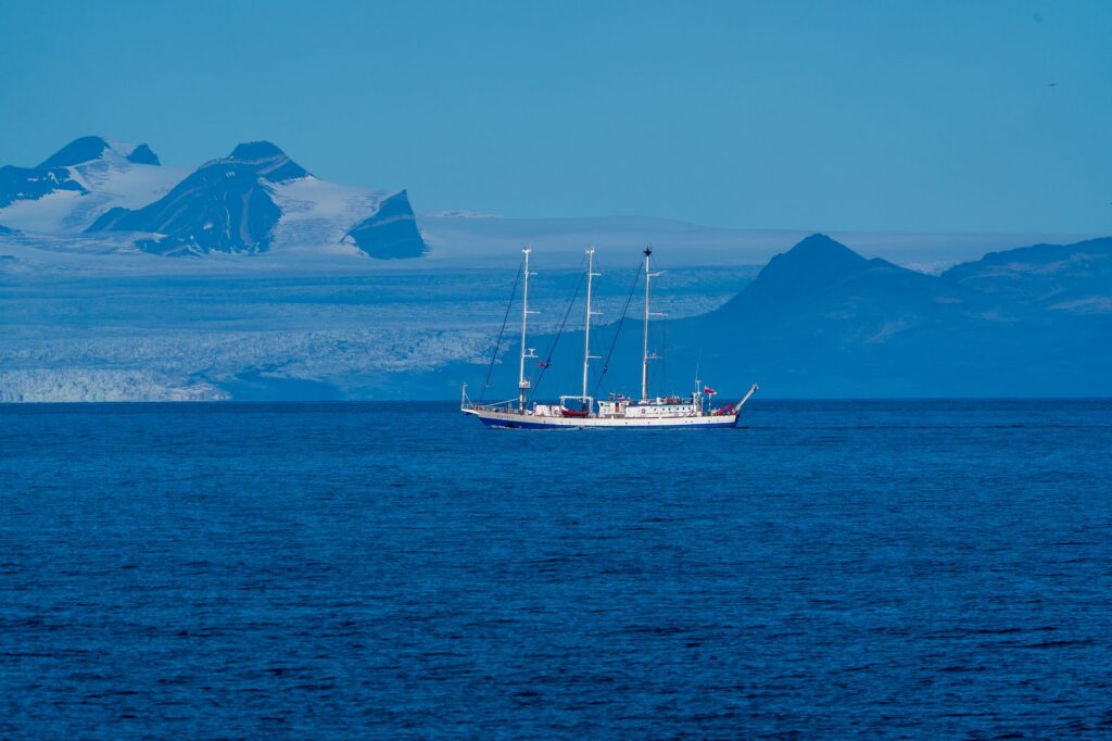 El Refugio Submarino de los Fiordos Noruegos: Oceanografía, Corrientes de Marea y Conservación en los Mares Árticos