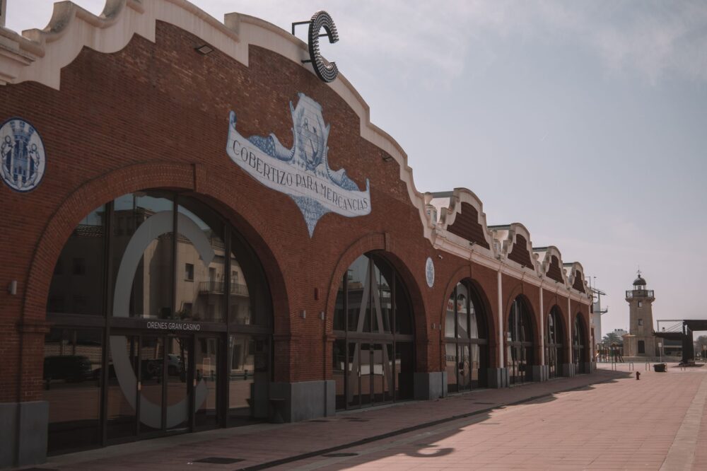 El secreto del pino y la cal: la liturgia del Mercado Central de Huelva y los tesoros de la Marisma