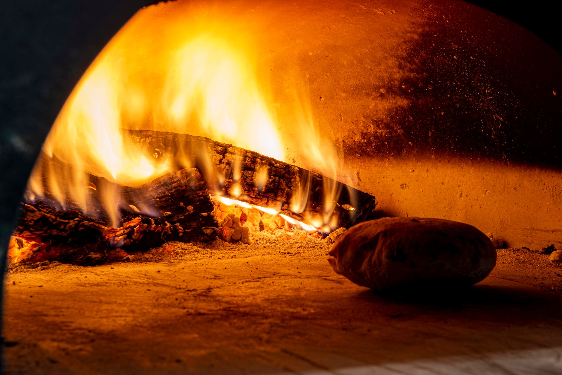 El secreto del fuego subterráneo: la liturgia del lechazo asado y los hornos de barro en la Ribera de Duero