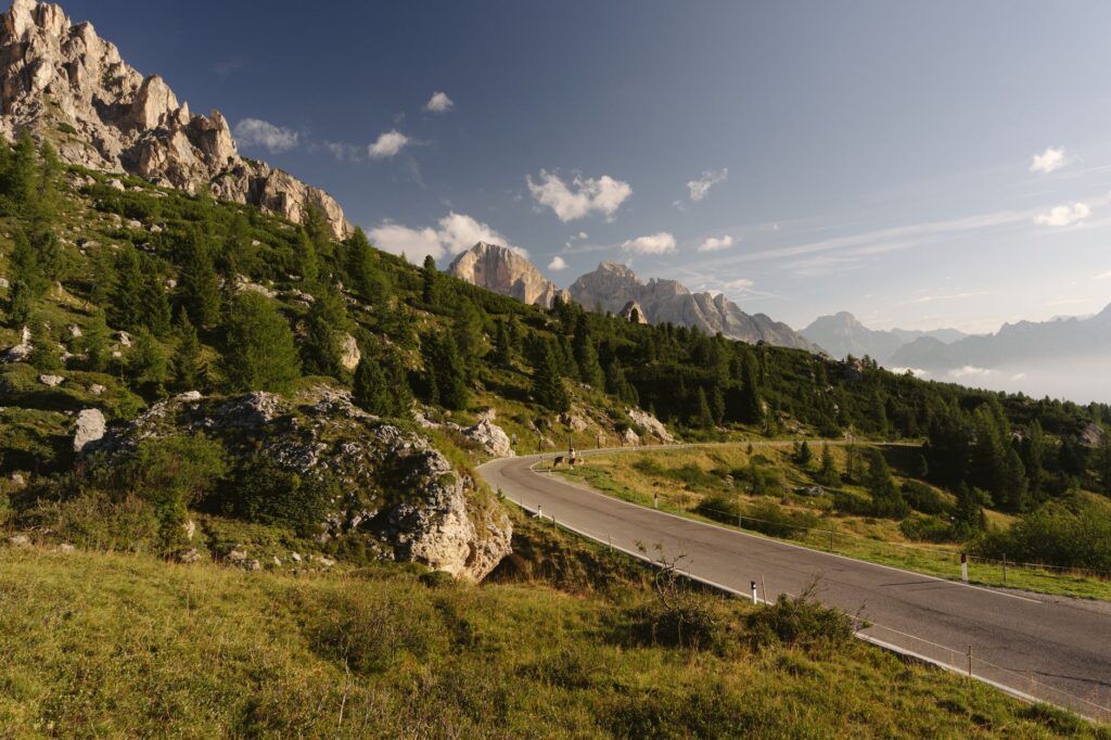 El laberinto de los valles alpinos: cómo los funiculares solares y los carriles multimodales transforman el transporte en el Tirol del Sur