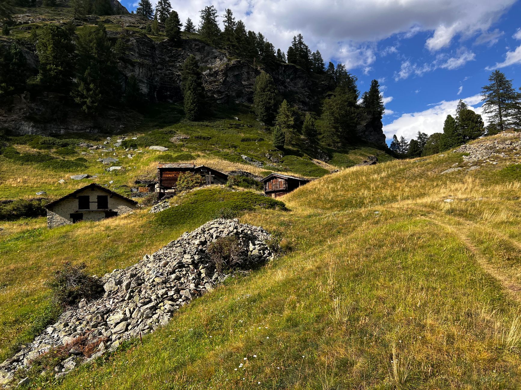 El latido mineral de los hielos de Zermatt: ingeniería alpina y arquitectura de madera en el cantón del Valais
