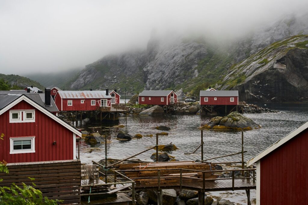 El latido mineral del archipiélago de Lofoten: navegación costera y arquitectura de madera en el círculo polar ártico