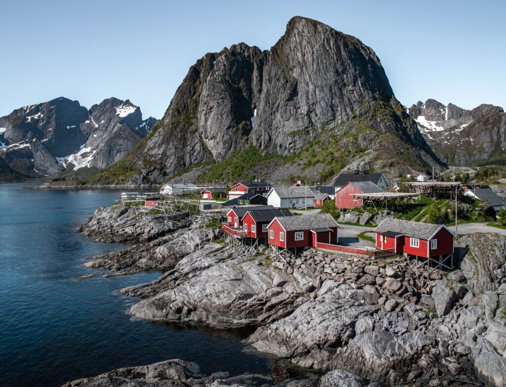 La Travesía del Archipiélago de Lofoten en Kayak de Mar: Guía de Expedición y Navegación Costera por el Círculo Polar