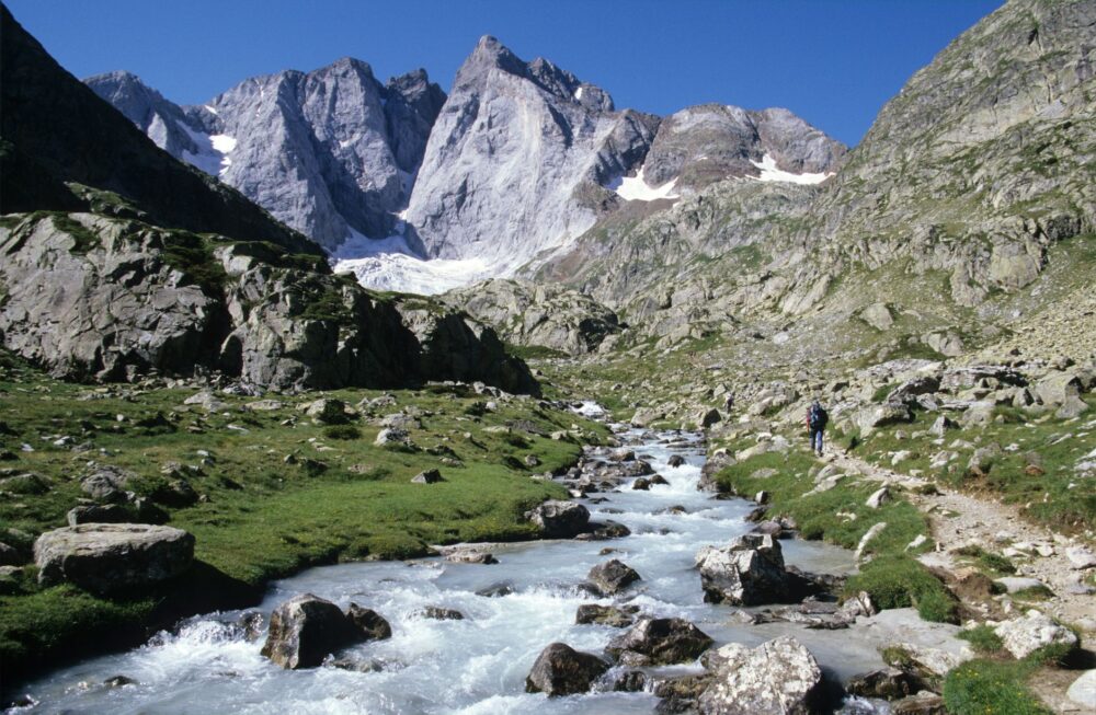 La Travesía del Sendero de GR 10 en los Pirineos Franceses: Guía de Expedición y Senderismo por la Espina Dorsal Atlántico-Mediterránea