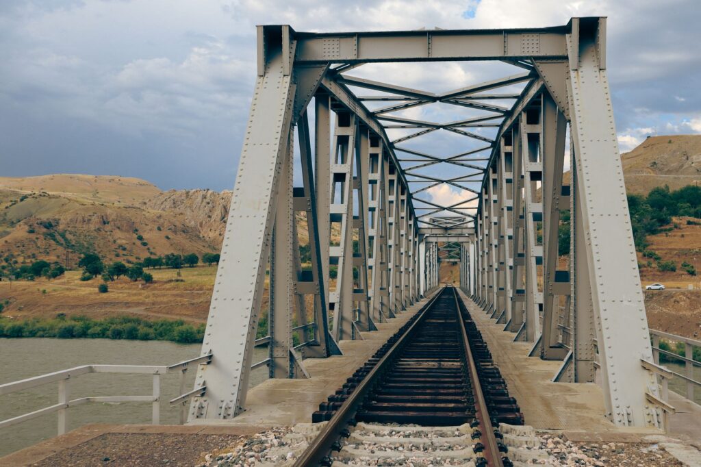 El Ferrocarril Trans-Hokkaido: Ingeniería volcánica, logística septentrional y conectividad ferroviaria histórica entre Hakodate y Asahikawa