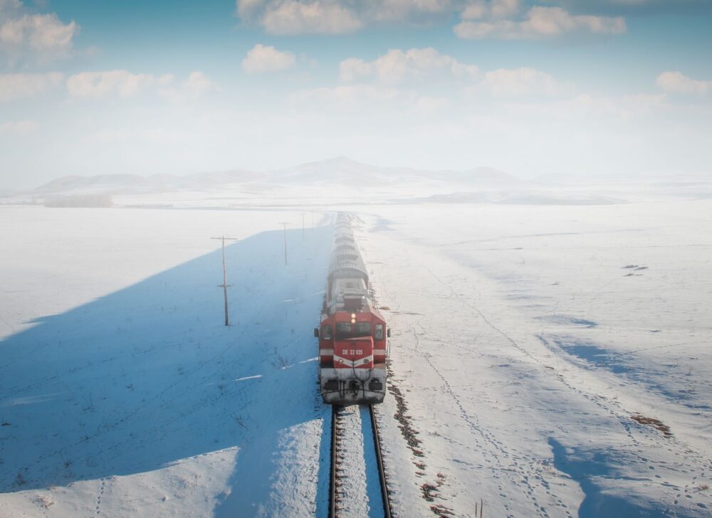 La Travesía del Ferrocarril Transiberiano en Clase Especial: Guía de Expedición y Logística Ferroviaria por la Estepa Euroasiática