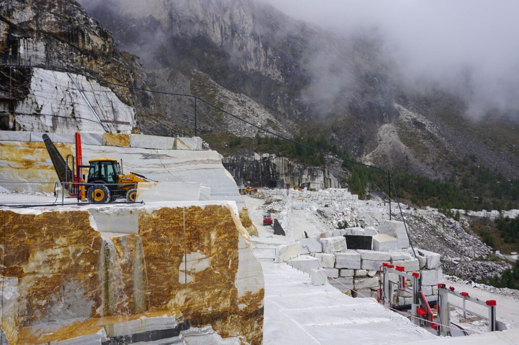 El latido de la piedra volcánica: cantería, escuadra y memoria en los obradores de Carrara