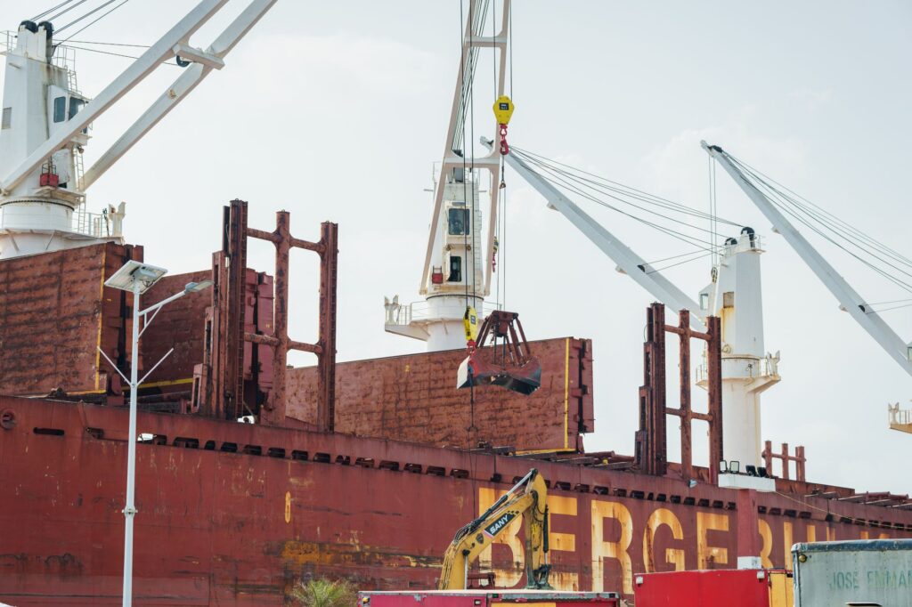 El laberinto intermodal del archipiélago de las islas Tokara: transbordadores de marea, muelles de hormigón y la frágil conectividad de un confín volcánico